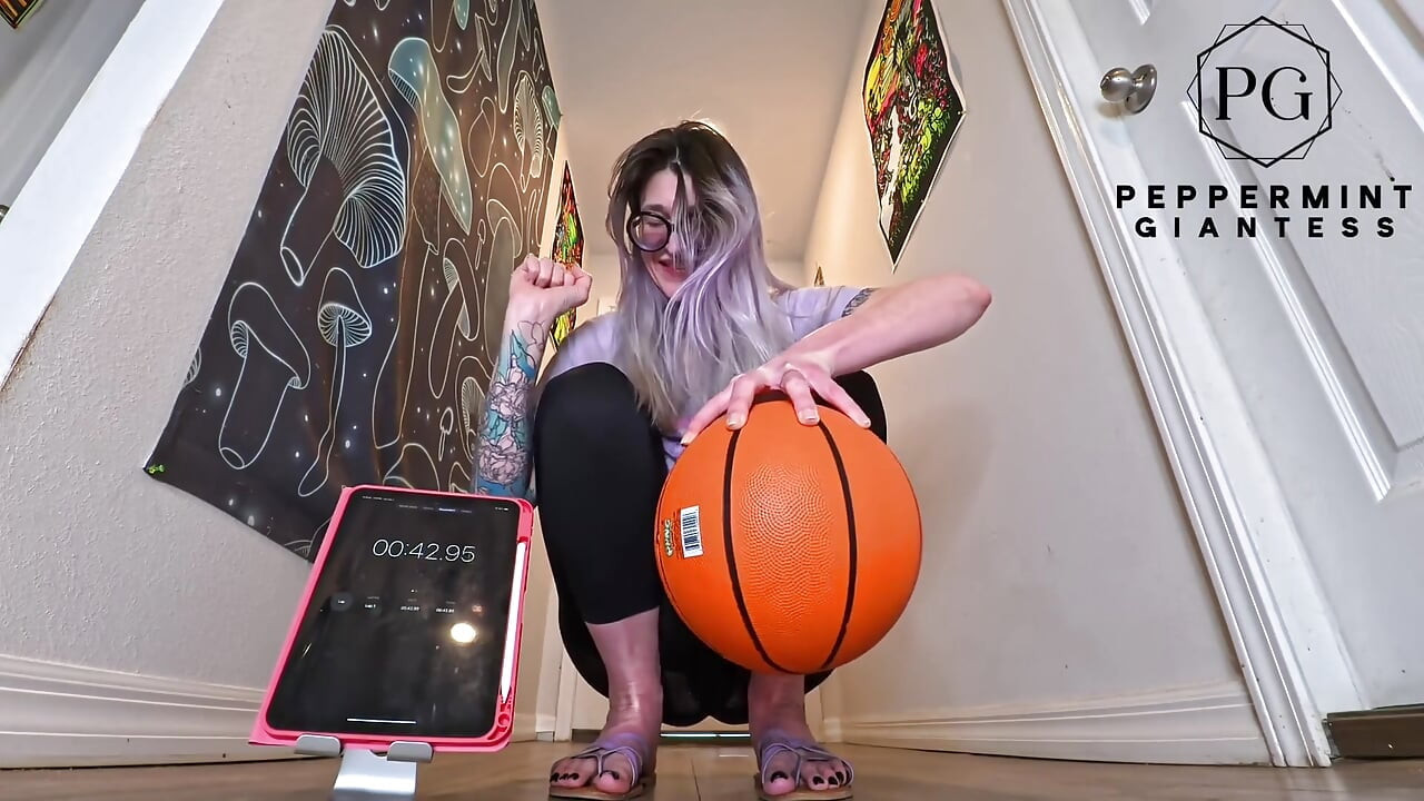 Deusa de 1,80m de altura, desafio de uma mão no basquete, quanto tempo essas mãos enormes podem dominar?