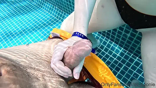 Riskantes Ficken im öffentlichen Hotel Pool!