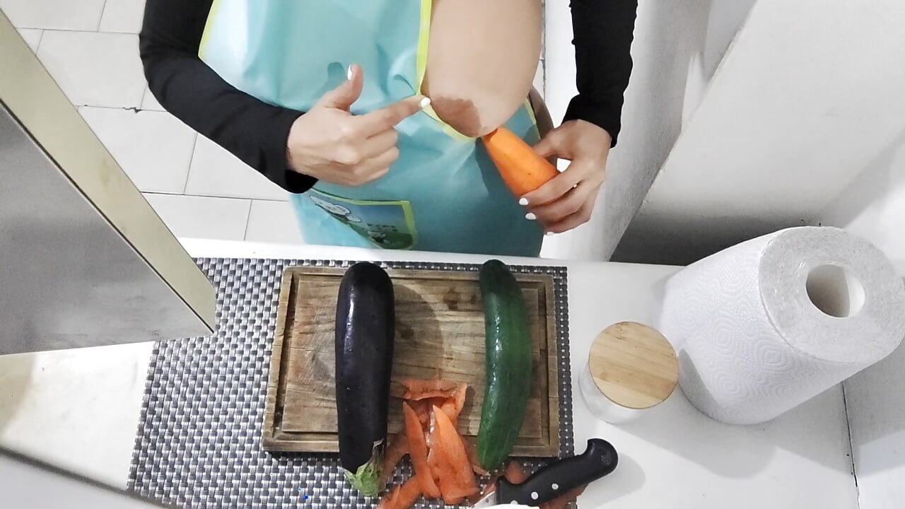 我把一根巨大的黃瓜塞進我饑渴的屁眼 - 戀物癖