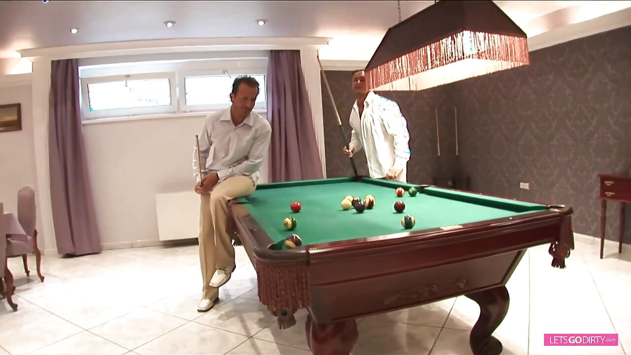 Niegrzeczna milf w trójkącie anal jebanie