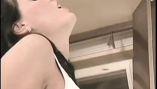 Возбужденному ебарю отсасывают хуй, затем жопа трахает симпатичную крошку