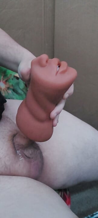 Mă joc cu penisul meu mic până ejaculez