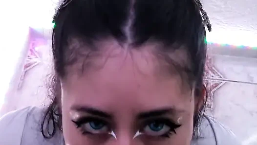 Колумбийская милашка заставляет меня кончить на ее маленькие сиськи, она обожает мою сперму!