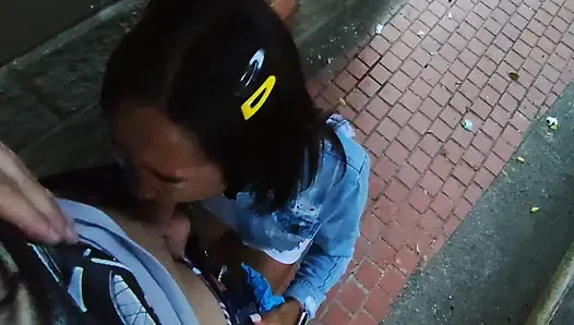 Wanita Kolombia di depan umum sama turis