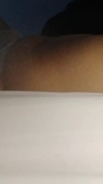 Detik kuat dari "Lelaki yang memakai seluar dalam thong putih kecil seksi dijilat putingnya oleh wanita pada seluar dalam lelaki"