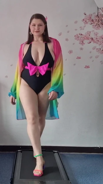 Seksi kız arkadaşın sadece senin için plaja hazırlanıyor.