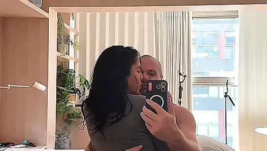 Jangan berhenti, entot aku lebih keras ayah - cewek hot bertato rambut cokelat lagi asik nyepong dan ngentot kontol posisi cowgirl - pov