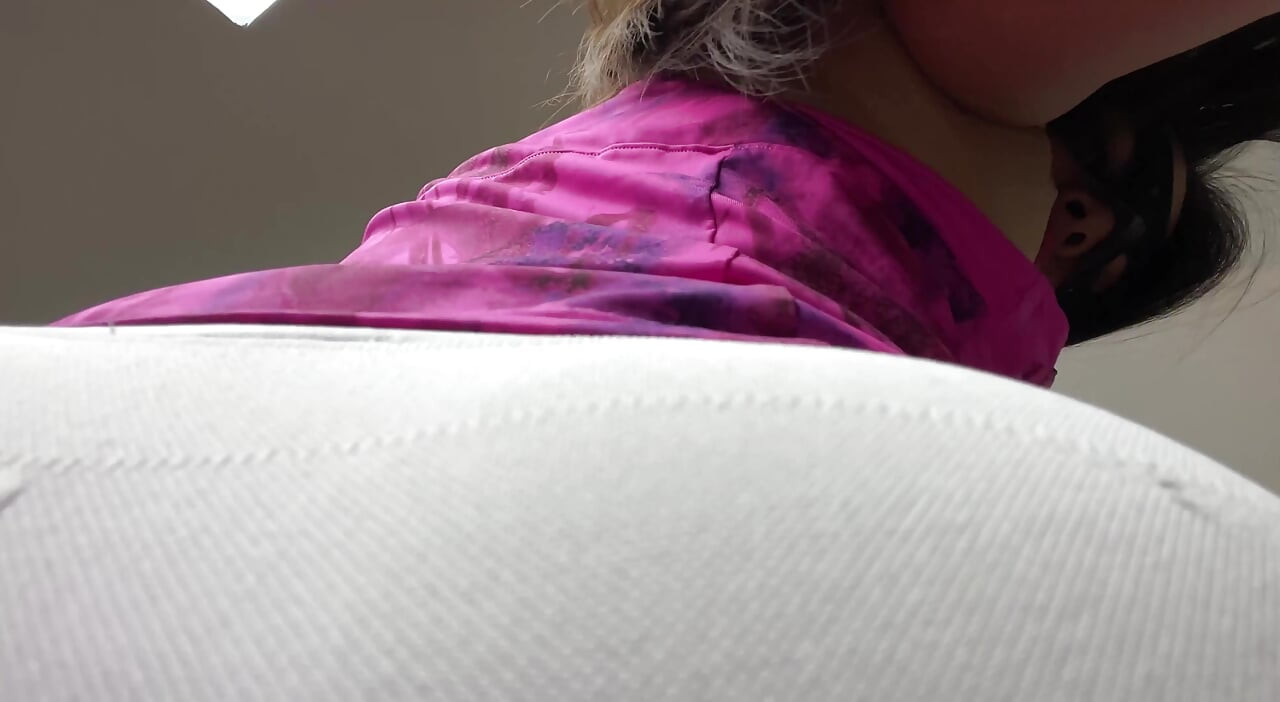 Lutte facesitting en POV, tu es vaincu