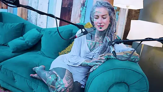 Ich spreche über G - Grattitude- ASMR podcast SFW spricht goth dünnes mädchen dreadlocks tattoo-model mit tinte mädchen