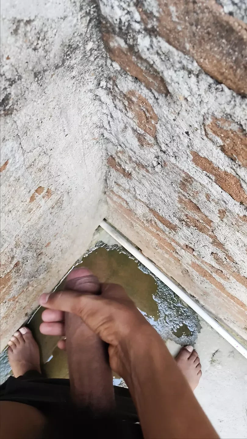 Estoy haciendo masterbating mientras veo a mi esposa caliente en el baño.