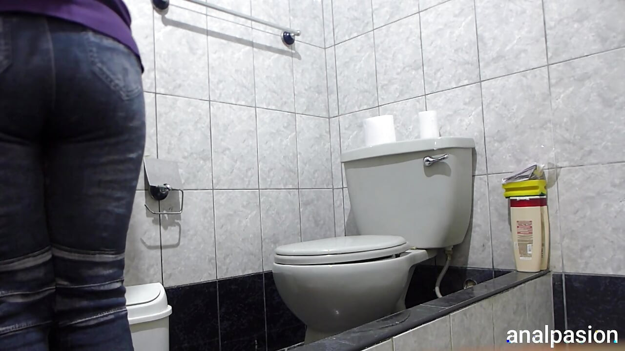 Intenso anal para meia-irmã no banheiro com gozada dentro da bunda