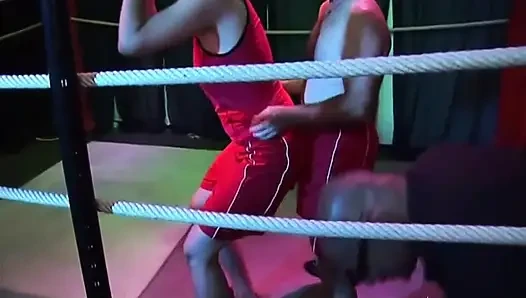 Neon-körperbemalungs-orgie im wrestling-ring mit lockigem haarigem