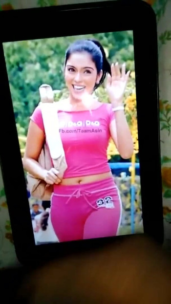Ključni trenutak iz "Asin Naara mundaaikku en kanji (asin sexy cum tribute)"