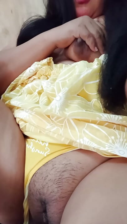 Vợ được nhét một con cu vào âm hộ mở của cô ấy trong khi người chồng cuckold của cô ấy đi vắng trong một chuyến đi