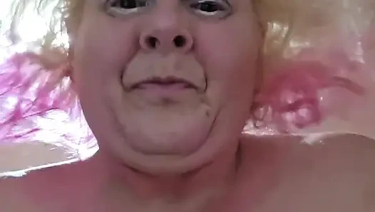 Sie wird von hinten gefickt