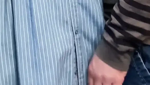 Извращенец трахает пальцами под моим платьем, трахает пальцами мою киску