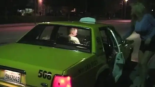 Wilde Taxifahrt mit geiler Blondine