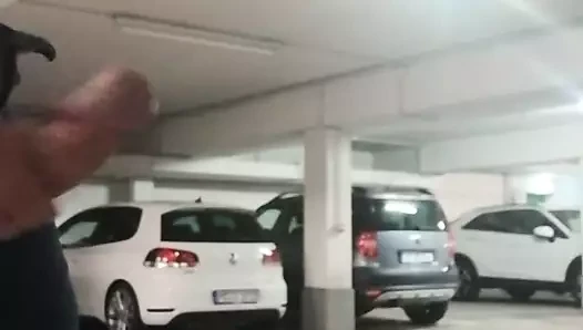 Halka açık garajda mastürbasyon yapıyor ve boşalıyor