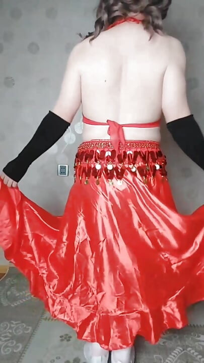 Bailarina del vientre traviesa con movimientos calientes y cuerpo blanco