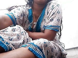 Soție tamilă Swetha - baie goală în videoclip de acasă