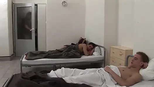 Özel video prezervatifsiz: azgın adamlar üçlüsü birbirlerinin ateşli ıslak yarağını emiyor