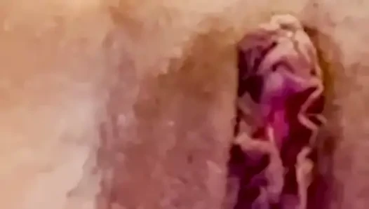 Tante seksi ini lagi asik ngentot memeknya habis-habisan