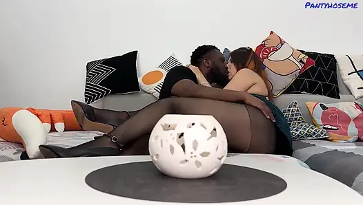 Tante seksi dengan stoking seksi ini lagi asik seks anal sama pria kulit hitam dengan stoking tembus pandang