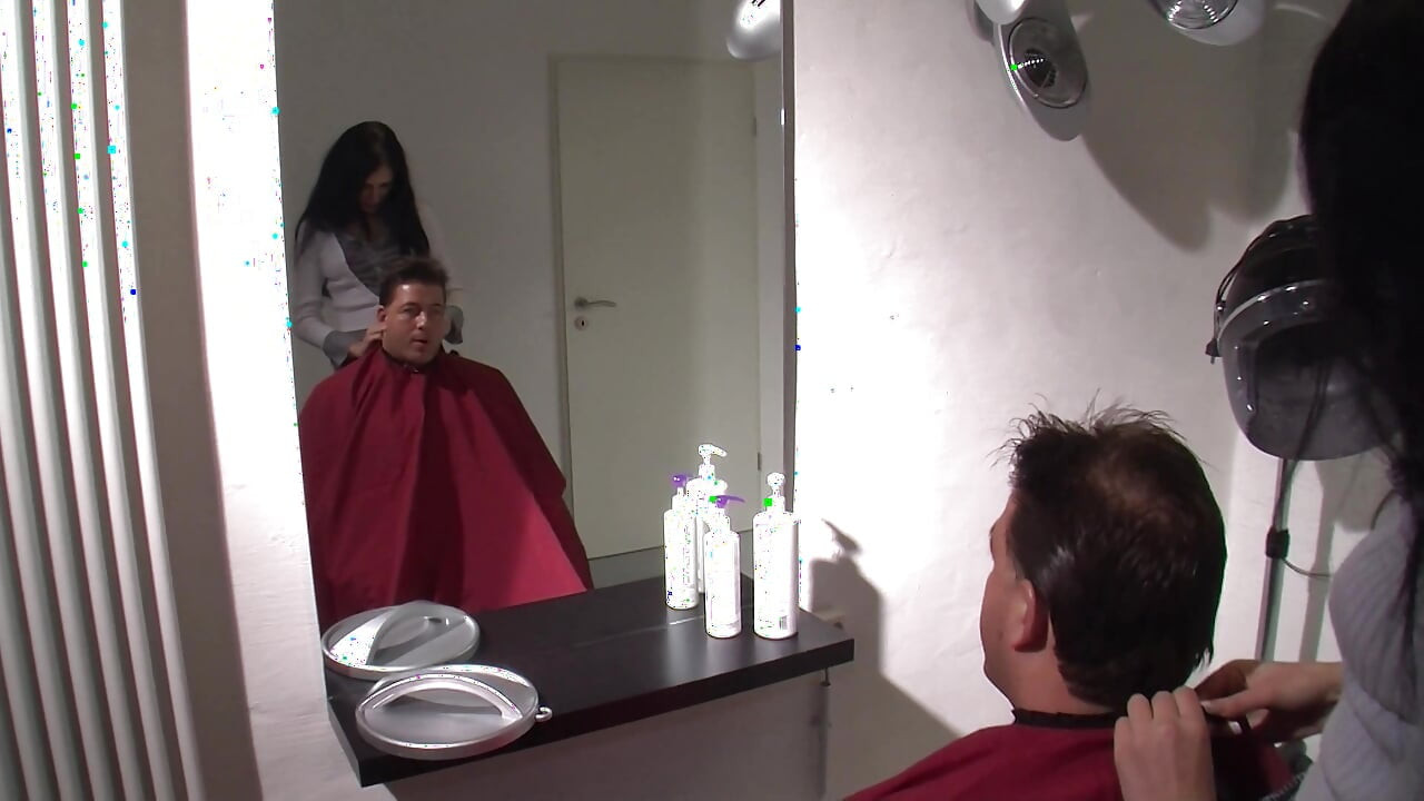 Sexy kadeřnice šuká s klientem