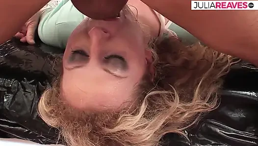 Blonde MILF stöhnt, als ein riesiger schwanz beide löcher bis zum mund stößt, abspritzen