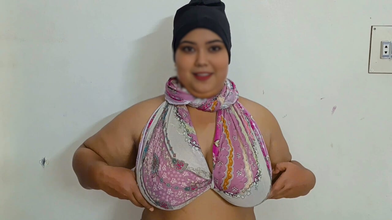 Desi stedmor suttede min pik med mælk meget varmt blowjob