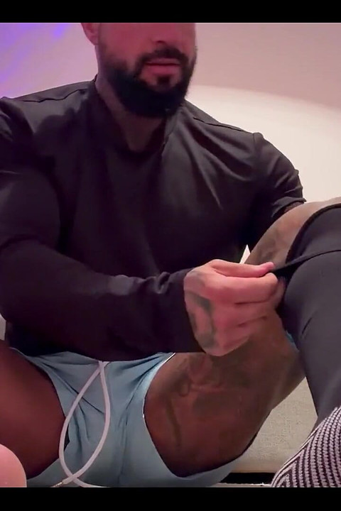 Releasesoccer 玩家准备玩游戏，而他的脚在你脸上