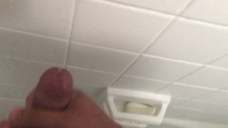Junger Typ mit fettem Schwanz kommt in der Dusche