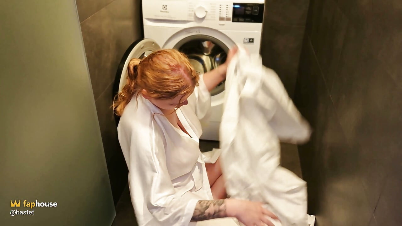 Mijn stiefbroer neukt me terwijl mijn hoofd in de wasmachine zit en mijn tieten bedekt met zijn sperma.