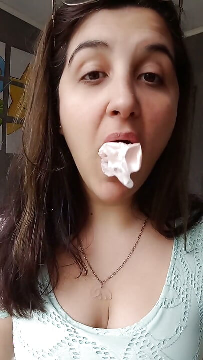 Bubblegum Close up Chew & Blow - Bunny Looner