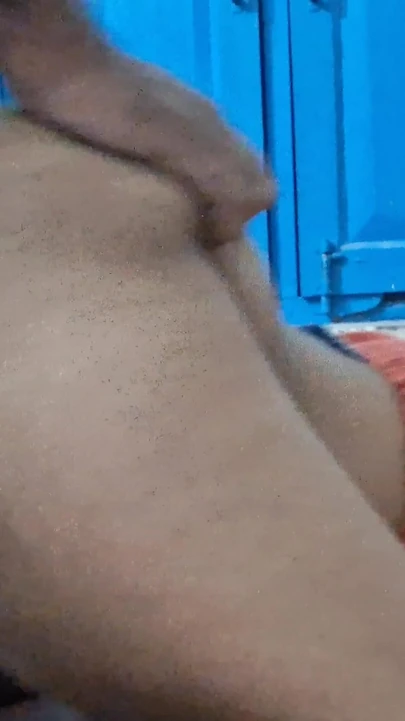 Une femme nouvellement mariée montre un massage des seins et aime la baise