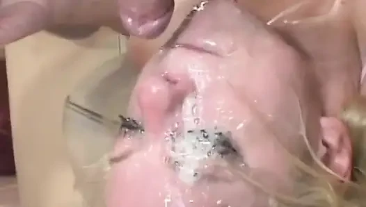 Fransız sarışın sürtük sert sikiş seansında sikiliyor