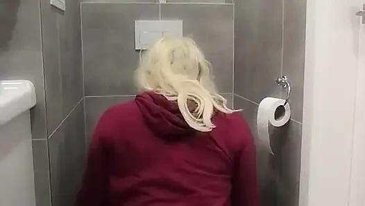 Teenie-schlampe leckt die toilette im haus des freundes