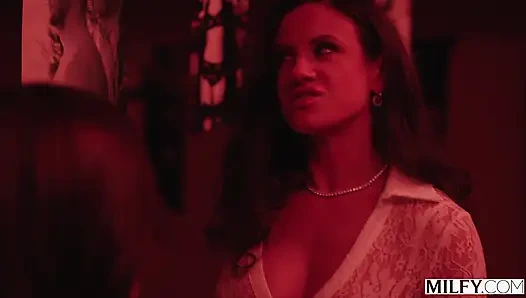 Orta yaşlı seksi kadın baştan çıkarıcı fotoğrafçı Penny Berber genç modeli Rissa May ile ateşli üçlü seks yapıyor