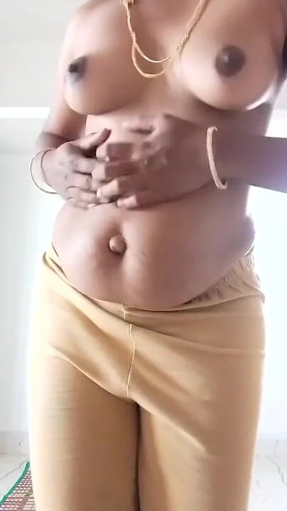 Σαγηνευτική στιγμή από το "Swetha tamil wife nude show homemade"