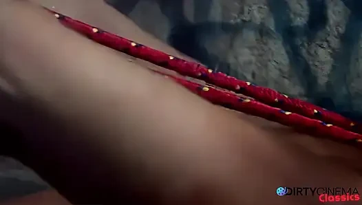 Пленную шлюшку трахают в задницу в секс-подземелье