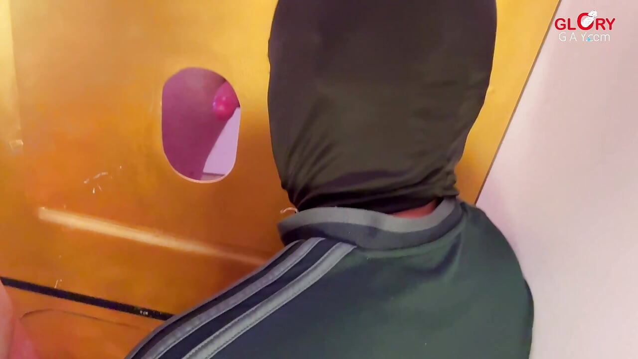 Gloryhole Volcano: Two Foreskin Vampires Drain Xxl Monster for 40-min Mega-eruption