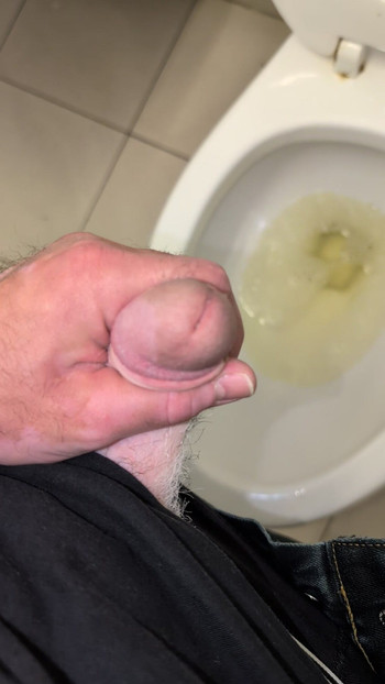 Pišanje u javnom WC-u u trgovini