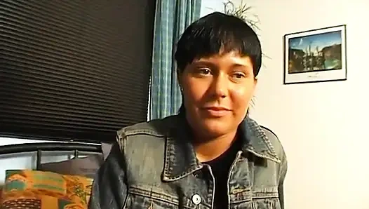 Pelacur brunette masturbasi sebelum memberikan blowjob yang luar biasa