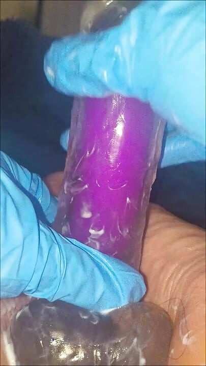 Luvas de látex e pés descalços mostram como eu quero punhetar o seu pau