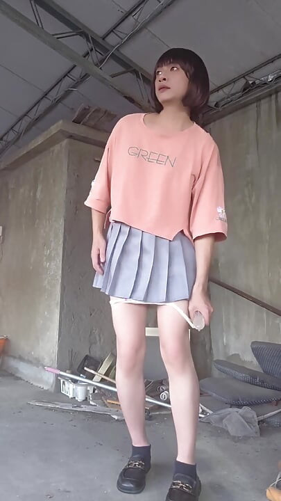 Юбка-плиссированная в паре с белым бельем, и анальный плаг, вставленный на террасе