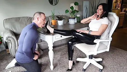 Я дома, сучка (весь день на каблуках!!)