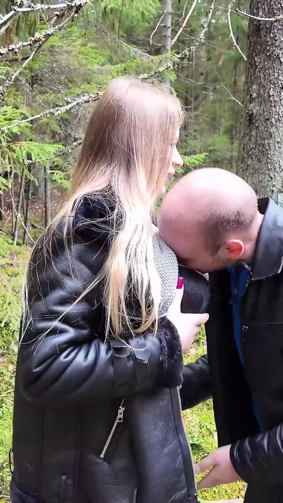 Tiener met grote natuurlijke borst verdwaald in het bos