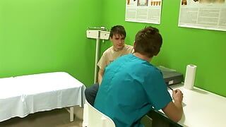 Bệnh nhân nóng bỏng với cái mông ướt át đụ trong văn phòng với bác sĩ