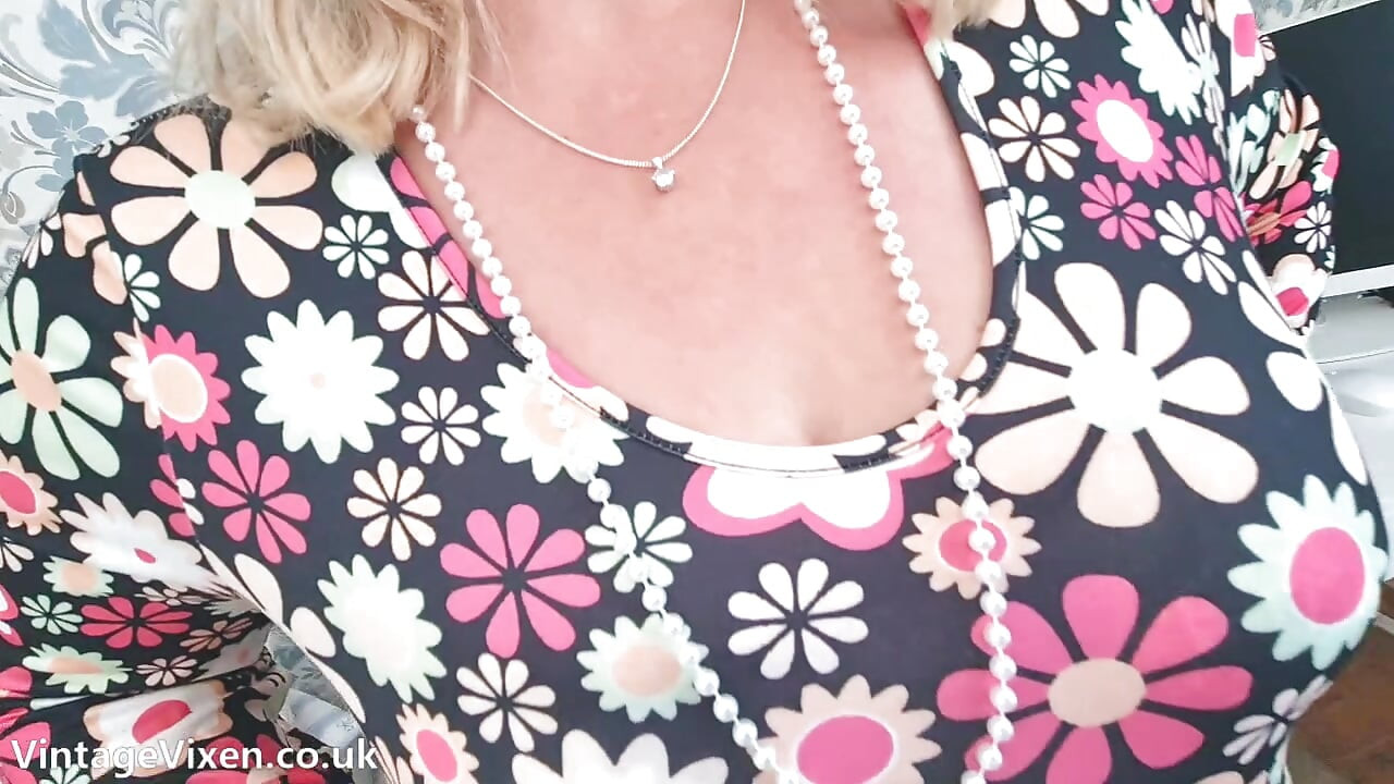 Fick diese geile Hausfrau in ihrem Festival-Kleid, das ihre großen Titten zur Schau stellt