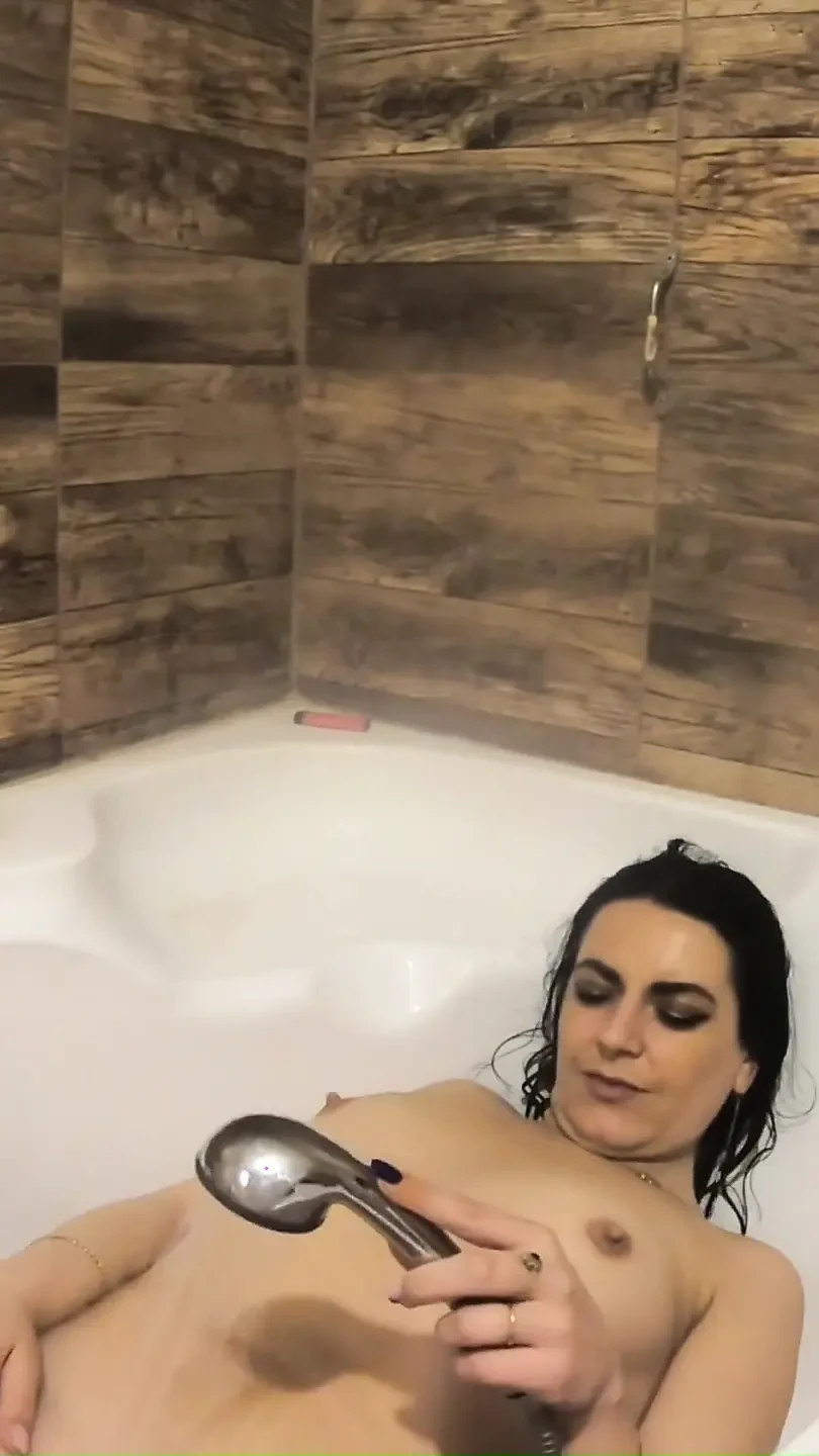 Evde küvette mega orgazm ile sapık orta yaşlı seksi kadın oyunları